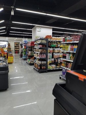 零售行业中的收银员 时尚服饰店铺的关键角色